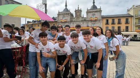 El Encuentro de Peñas tiñe de color Ponferrada para arrancar las Fiestas de La Encina