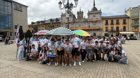 El Encuentro de Peñas tiñe de color Ponferrada para arrancar las Fiestas de La Encina