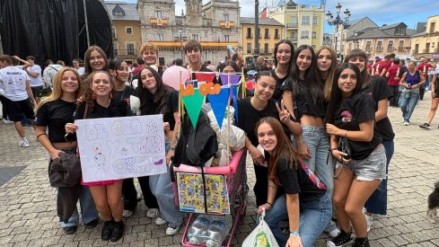 El Encuentro de Peñas tiñe de color Ponferrada para arrancar las Fiestas de La Encina