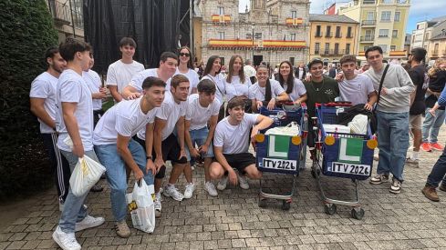 El Encuentro de Peñas tiñe de color Ponferrada para arrancar las Fiestas de La Encina