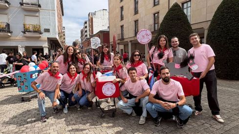 El Encuentro de Peñas tiñe de color Ponferrada para arrancar las Fiestas de La Encina