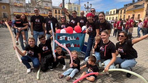 El Encuentro de Peñas tiñe de color Ponferrada para arrancar las Fiestas de La Encina