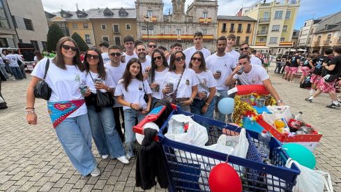 El Encuentro de Peñas tiñe de color Ponferrada para arrancar las Fiestas de La Encina