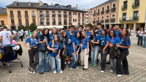 El Encuentro de Peñas tiñe de color Ponferrada para arrancar las Fiestas de La Encina