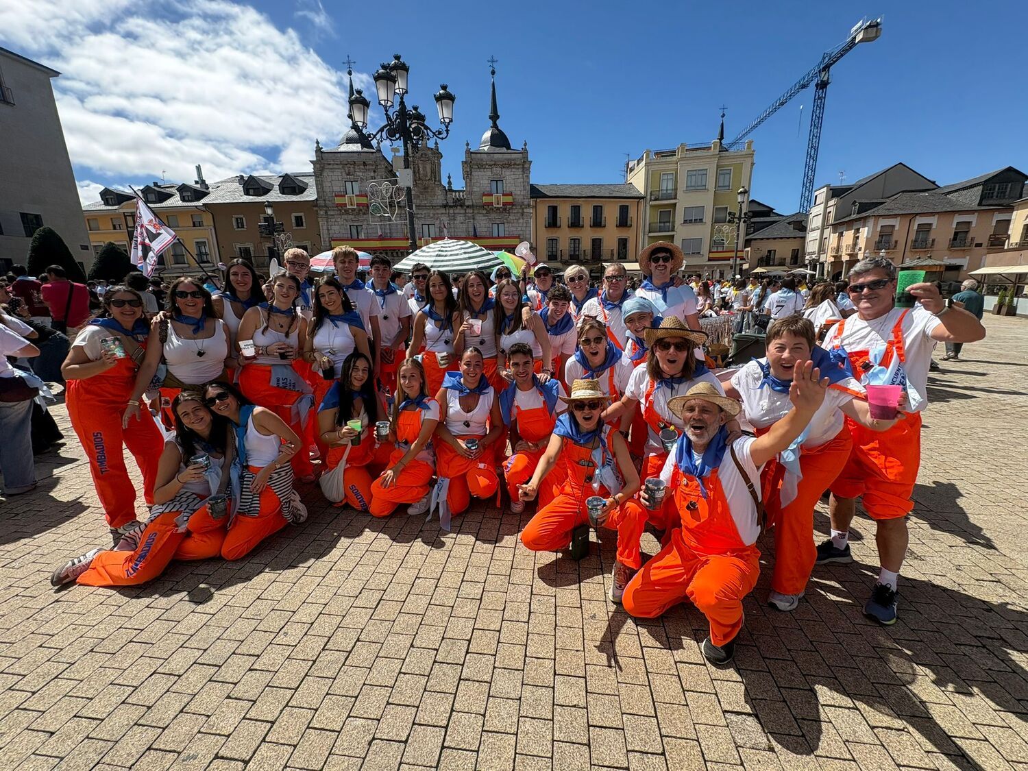 El Encuentro de Peñas tiñe de color Ponferrada para arrancar las Fiestas de La Encina