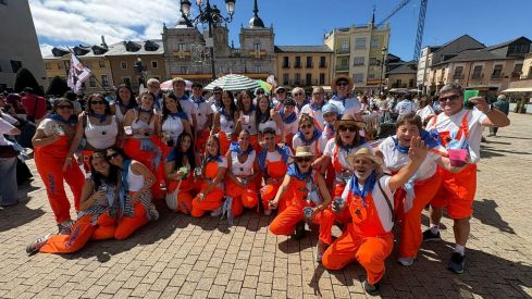 El Encuentro de Peñas tiñe de color Ponferrada para arrancar las Fiestas de La Encina