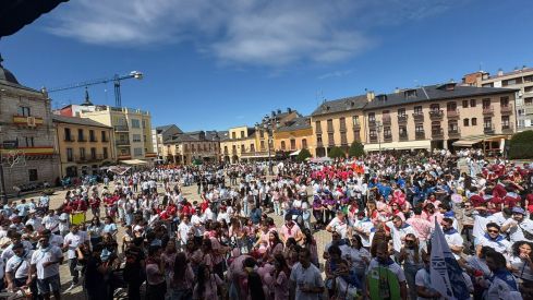El Encuentro de Peñas tiñe de color Ponferrada para arrancar las Fiestas de La Encina
