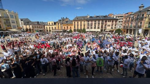 El Encuentro de Peñas tiñe de color Ponferrada para arrancar las Fiestas de La Encina