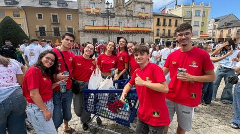 El Encuentro de Peñas tiñe de color Ponferrada para arrancar las Fiestas de La Encina