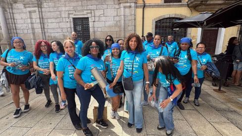 El Encuentro de Peñas tiñe de color Ponferrada para arrancar las Fiestas de La Encina