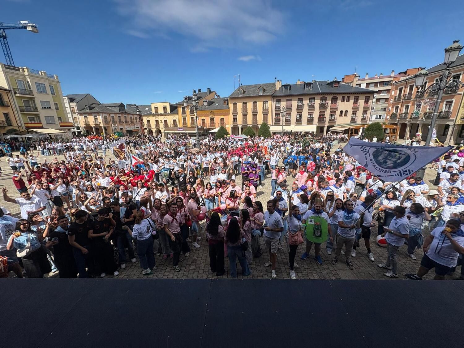 El Encuentro de Peñas tiñe de color Ponferrada para arrancar las Fiestas de La Encina