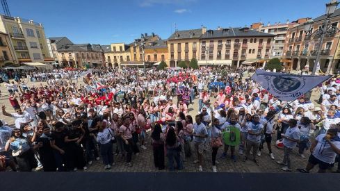 El Encuentro de Peñas tiñe de color Ponferrada para arrancar las Fiestas de La Encina El Encuentro de Peñas tiñe de color Ponferrada para arrancar las Fiestas de La Encina