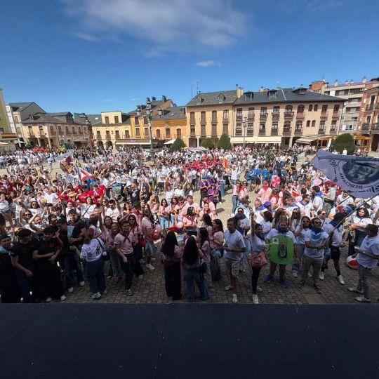El Encuentro de Peñas tiñe de color Ponferrada para arrancar las Fiestas de La Encina