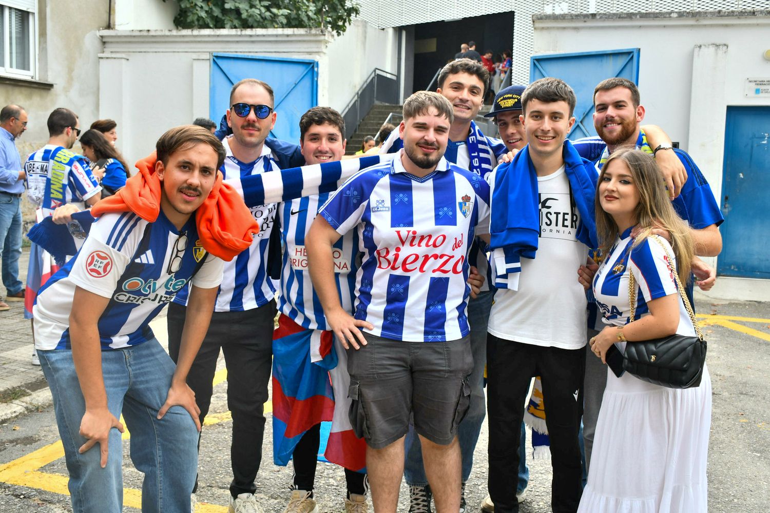 La afición de la Ponferradina no falla en el estreno liguero ante la UD Ourense | Daniel Merino