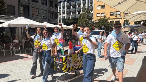 El Encuentro de Peñas tiñe de color Ponferrada para arrancar las Fiestas de La Encina