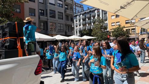 El Encuentro de Peñas tiñe de color Ponferrada para arrancar las Fiestas de La Encina