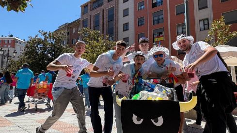 El Encuentro de Peñas tiñe de color Ponferrada para arrancar las Fiestas de La Encina