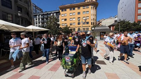 El Encuentro de Peñas tiñe de color Ponferrada para arrancar las Fiestas de La Encina