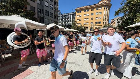 El Encuentro de Peñas tiñe de color Ponferrada para arrancar las Fiestas de La Encina