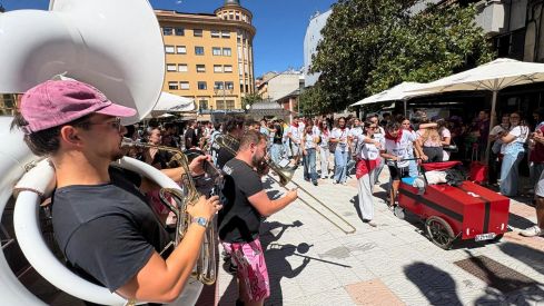 El Encuentro de Peñas tiñe de color Ponferrada para arrancar las Fiestas de La Encina El Encuentro de Peñas tiñe de color Ponferrada para arrancar las Fiestas de La Encina