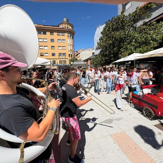 El Encuentro de Peñas tiñe de color Ponferrada para arrancar las Fiestas de La Encina El Encuentro de Peñas tiñe de color Ponferrada para arrancar las Fiestas de La Encina