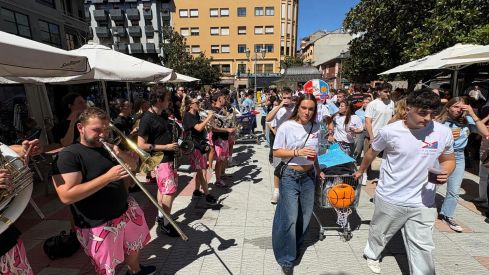 El Encuentro de Peñas tiñe de color Ponferrada para arrancar las Fiestas de La Encina