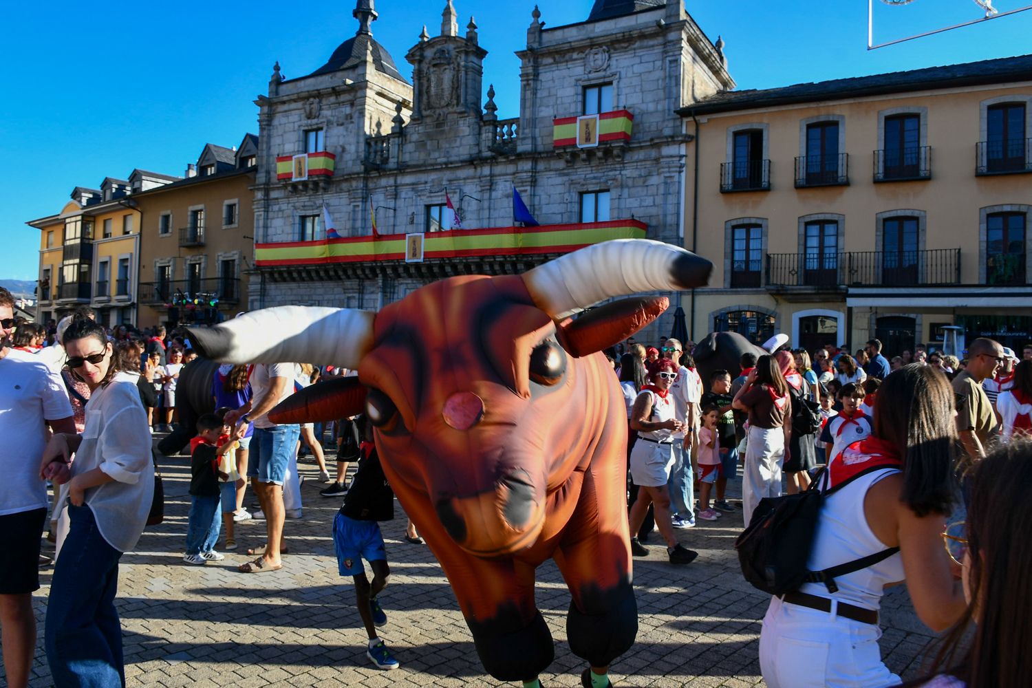 Toros hinchables y charanga: Así han sido los primeros ‘Ponfermines’ de las Fiestas de la Encina | Daniel Merino Toros hinchables y charanga: Así han sido los primeros ‘Ponfermines’ de las Fiestas de la Encina | Daniel Merino