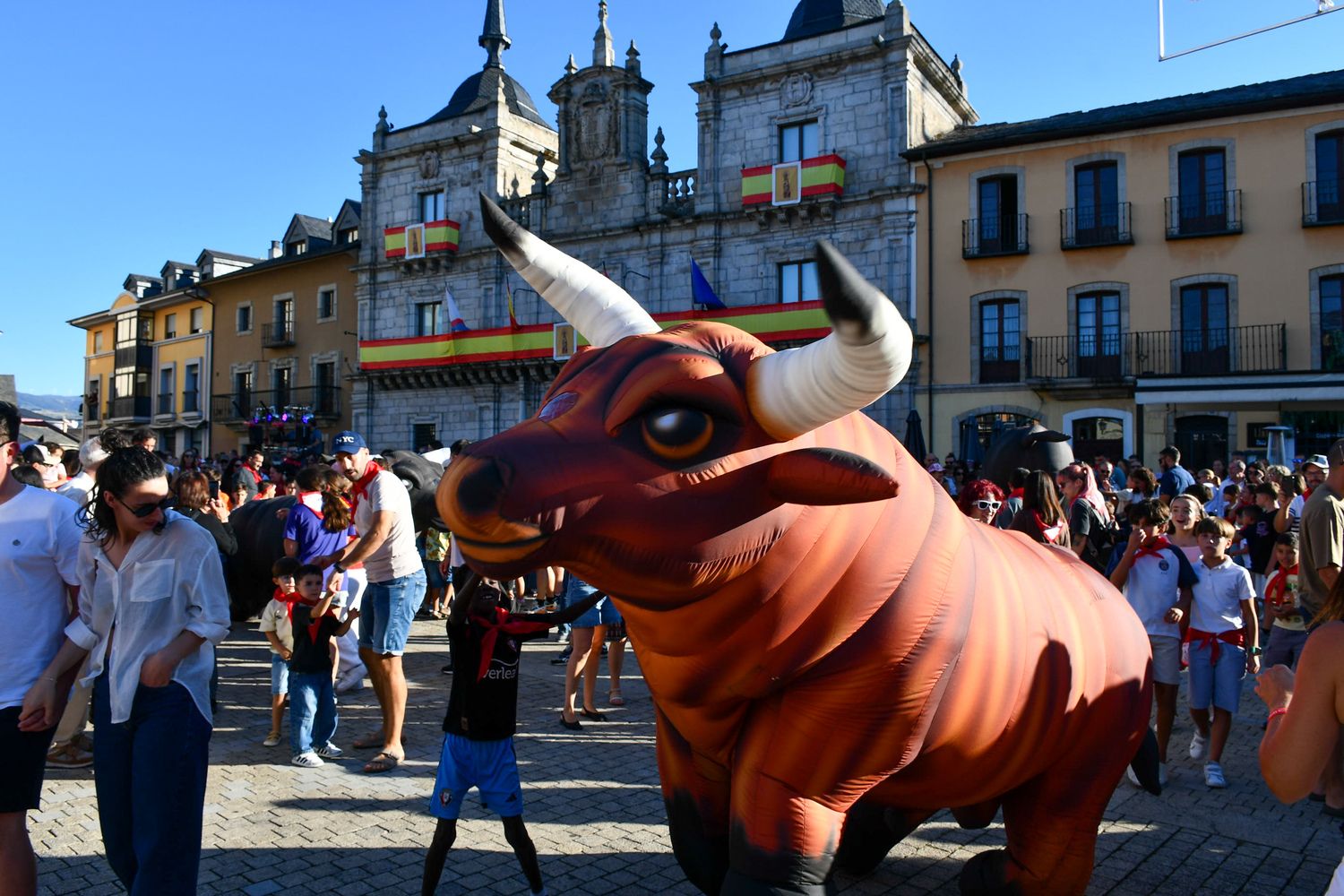 Toros hinchables y charanga: Así han sido los primeros ‘Ponfermines’ de las Fiestas de la Encina | Daniel Merino Toros hinchables y charanga: Así han sido los primeros ‘Ponfermines’ de las Fiestas de la Encina | Daniel Merino