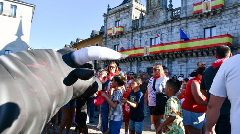Toros hinchables y charanga: Así han sido los primeros ‘Ponfermines’ de las Fiestas de la Encina | Daniel Merino