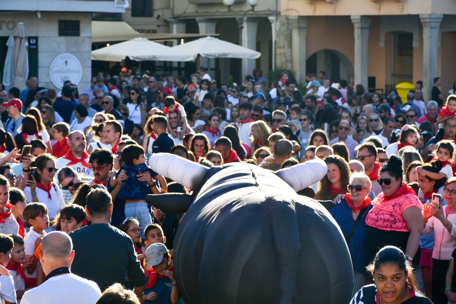 Toros hinchables y charanga: Así han sido los primeros ‘Ponfermines’ de las Fiestas de la Encina | Daniel Merino