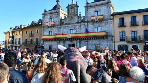 Toros hinchables y charanga: Así han sido los primeros ‘Ponfermines’ de las Fiestas de la Encina | Daniel Merino