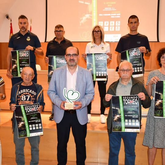 Presentación de la II edición del Torneo de fútbol a favor de la AECC | Foto: Dani Merino, InfoBierzo Presentación de la II edición del Torneo de fútbol a favor de la AECC | Foto: Dani Merino, InfoBierzo