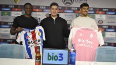 Presentación de N’tji Tounkara (I) y Unai Sabroso (D) como nuevos jugadores de la Ponferradina