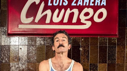 Luis Zahera con el cartel de su monólogo 'Chungo' Luis Zahera con el cartel de su monólogo 'Chungo'
