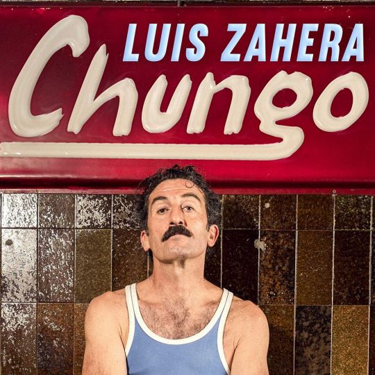 Luis Zahera con el cartel de su monólogo 'Chungo' Luis Zahera con el cartel de su monólogo 'Chungo'
