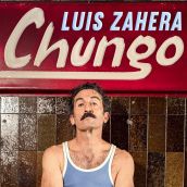 Luis Zahera con el cartel de su monólogo 'Chungo' Luis Zahera con el cartel de su monólogo 'Chungo'