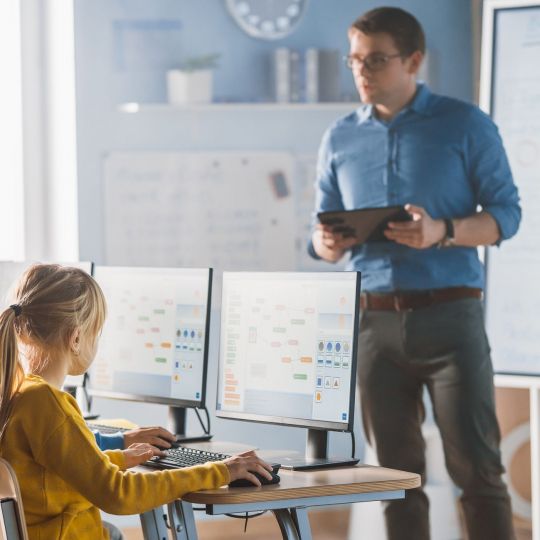 ¿Debería España limitar el uso de la IA en las aulas? | iStock (Autor: gorodenkoff) ¿Debería España limitar el uso de la IA en las aulas? | iStock (Autor: gorodenkoff)