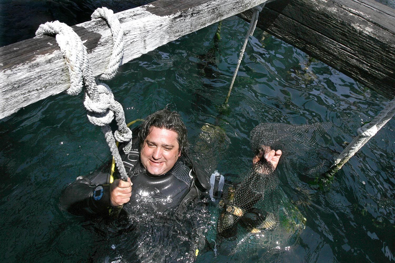 El'tesoro' resurge de las aguas de las bateas: Raúl Pérez recupera su vino sumergido desde 2010 | Foto: Martina Miser / La Voz de Galicia El'tesoro' resurge de las aguas de las bateas: Raúl Pérez recupera su vino sumergido desde 2010 | Foto: Martina Miser / La Voz de Galicia