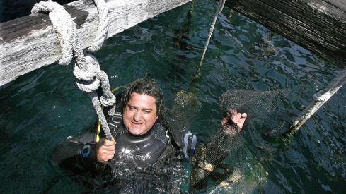 El 'tesoro' resurge de las aguas de las bateas: Raúl Pérez recupera su vino sumergido desde 2010 | Martina Miser / La Voz de Galicia El 'tesoro' resurge de las aguas de las bateas: Raúl Pérez recupera su vino sumergido desde 2010 | Martina Miser / La Voz de Galicia