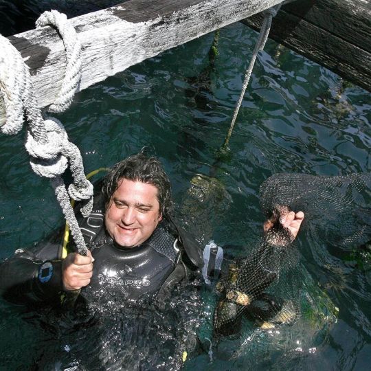 El 'tesoro' resurge de las aguas de las bateas: Raúl Pérez recupera su vino sumergido desde 2010 | Martina Miser / La Voz de Galicia El 'tesoro' resurge de las aguas de las bateas: Raúl Pérez recupera su vino sumergido desde 2010 | Martina Miser / La Voz de Galicia