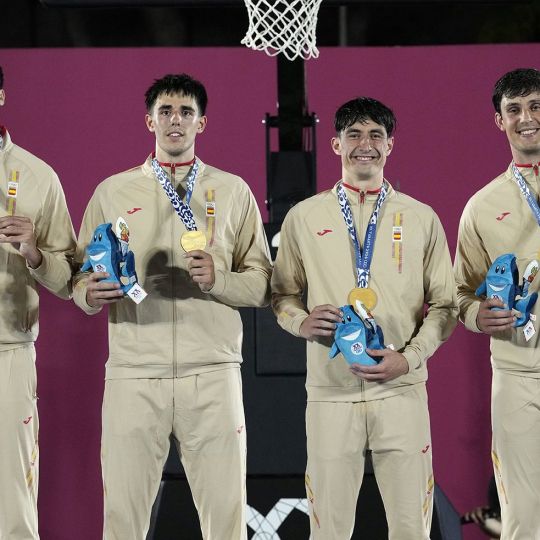 El jugador del Clínica Ponferrada SDP Jordi Boix, segundo empezando por la derecha, culminó su participación en los Juegos Mediterráneos celebrados en la ciudad italiana de Taranto colgándose la medalla de oro. El jugador del Clínica Ponferrada SDP Jordi Boix, segundo empezando por la derecha, culminó su participación en los Juegos Mediterráneos celebrados en la ciudad italiana de Taranto colgándose la medalla de oro.