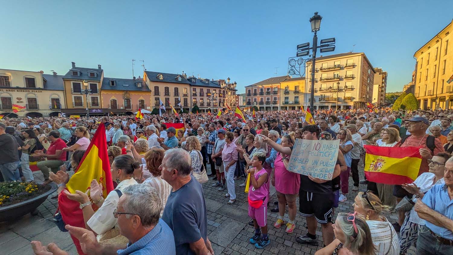 Concentración en apoyo de Ceuta en Ponferrada (1)