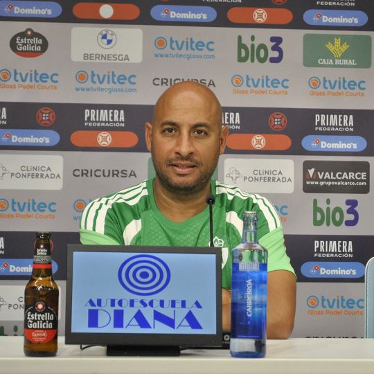El entrenador de la Ponferradina, Mehdi Nafti | Foto: Norberto de la Mata El entrenador de la Ponferradina, Mehdi Nafti | Foto: Norberto de la Mata