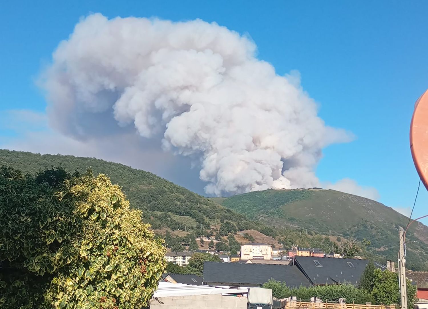 Incendio de este jueves en Sosas de Laciana | Foto: Cedida a InfoBierzo Incendio de este jueves en Sosas de Laciana | Foto: Cedida a InfoBierzo