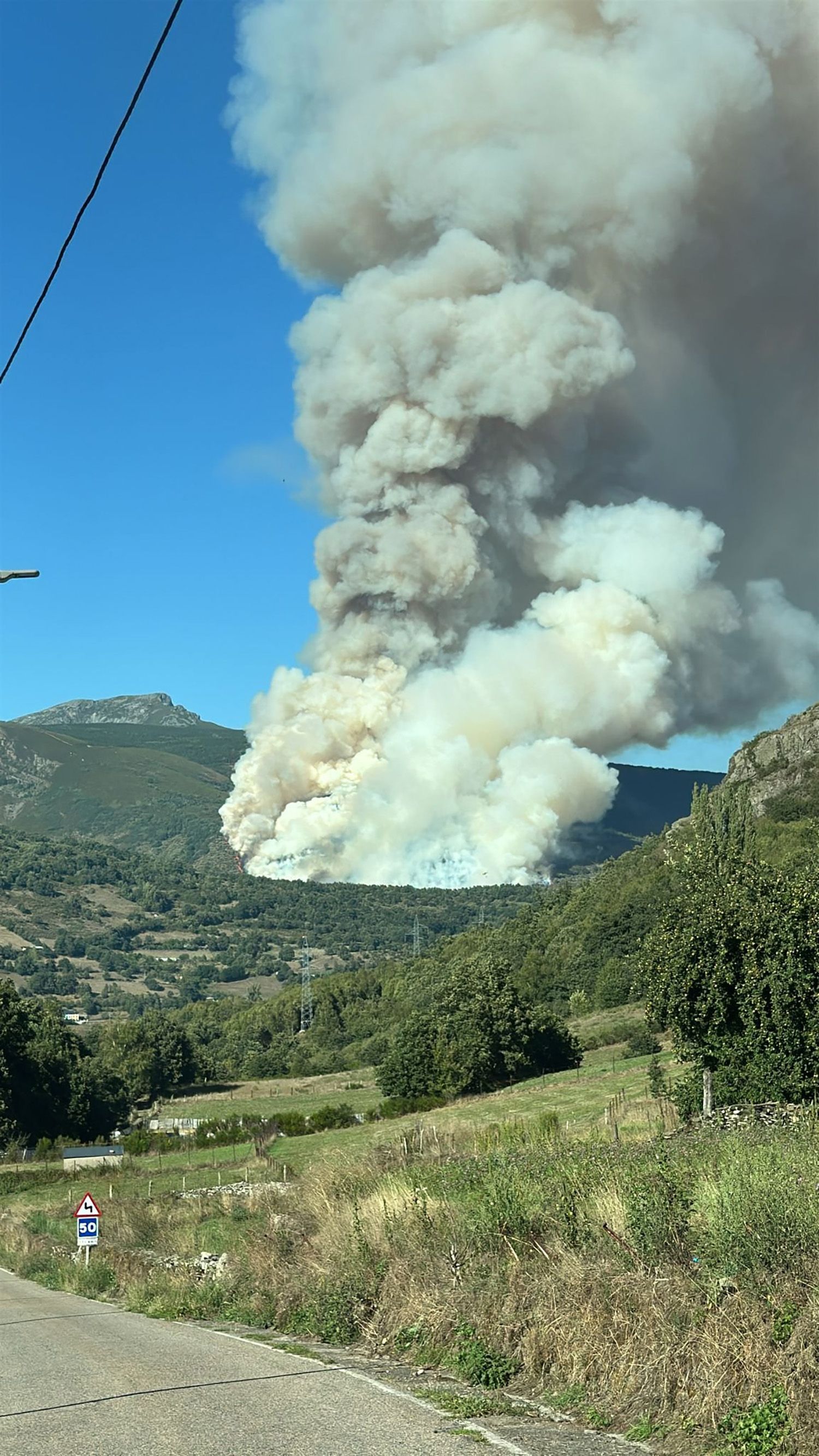 Incendio en Sosas de Laciana 2 | Foto: At Brif Incendio en Sosas de Laciana 2 | Foto: At Brif