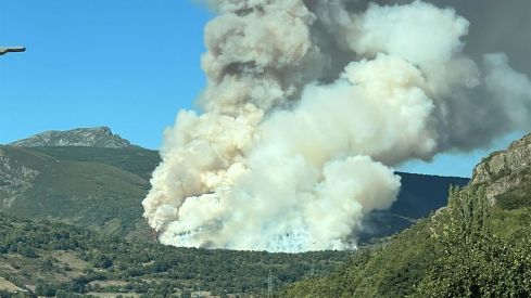 Incendio en Sosas de Laciana 2 | Foto: At Brif Incendio en Sosas de Laciana 2 | Foto: At Brif