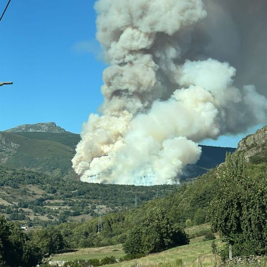 Incendio en Sosas de Laciana 2 | Foto: At Brif
