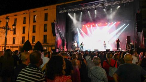 conciertos de La Banda Sabinera, Javier Ojeda y La Guardia en las Fiestas de La Encina de Ponferrada (48) conciertos de La Banda Sabinera, Javier Ojeda y La Guardia en las Fiestas de La Encina de Ponferrada (48)