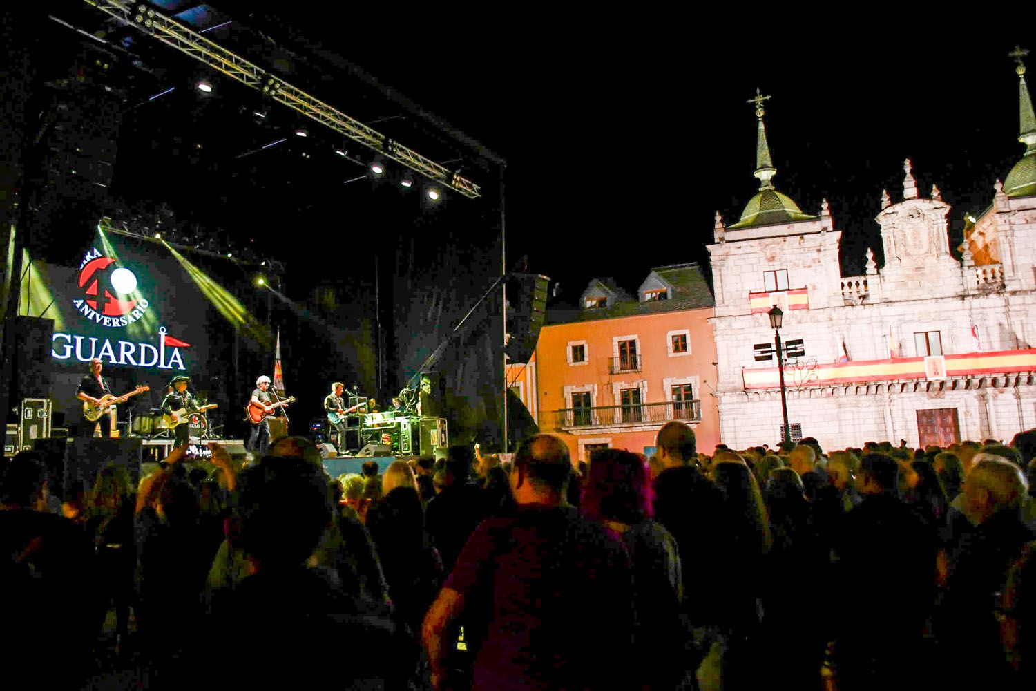 conciertos de La Banda Sabinera, Javier Ojeda y La Guardia en las Fiestas de La Encina de Ponferrada (63) conciertos de La Banda Sabinera, Javier Ojeda y La Guardia en las Fiestas de La Encina de Ponferrada (63)