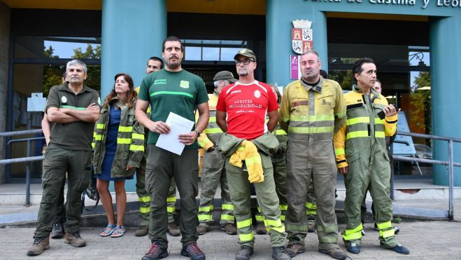 Agentes medioambientales del Bierzo, Laciana y Cabrera se plantan ante las guardias de incendios de manera indefinida | Foto: Dani Merino, InfoBierzo Agentes medioambientales del Bierzo, Laciana y Cabrera se plantan ante las guardias de incendios de manera indefinida | Foto: Dani Merino, InfoBierzo